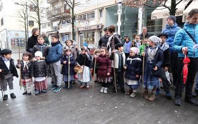 Santa-eskean ibili gara ohiturari eutsiz