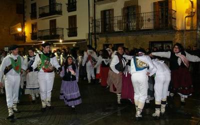 Hasi dira Zortzikoak plazan