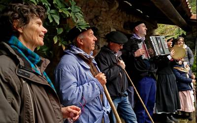 Baserriz baserri ibili ziren 30 lagunetik gora Elgoibarko Izarrako taldeetan kopla kantuan