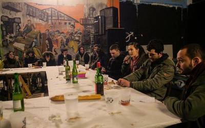 Giro ederra izan zen elkartasun bertso afarian