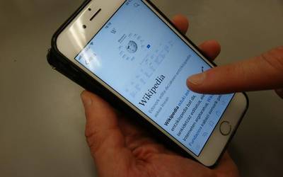 Wikipediaren aplikazioa euskaraz dago daborduko