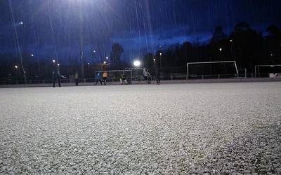 Hockey-jokalariak, kazkabarrari eutsiz