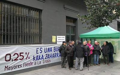 Pentsioak %0,25 igotzea adinduei "iseka" egitea da