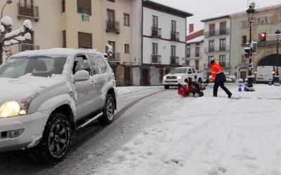 Konponduta elurraren ondorioz goizeko lehen orduetan errepideetan sortu diren arazoak