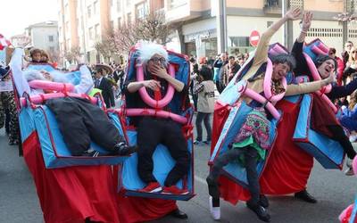 Mozorroak gertu daude kaleko bazterrak girotzeko