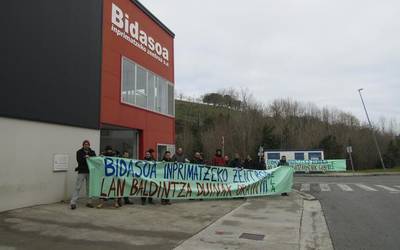 Bidasoa Inprimatzeko Zentroa-ko langileek kontzentrazioa egin dute gaur eguerdian