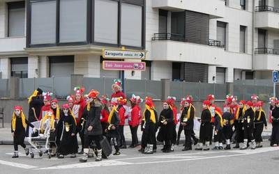 Zaragueta eskolako ikasleek inauteri giroz blaitu dute herria