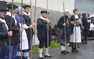 Kolpeka lurra esnatu, eta zerua isilarazi