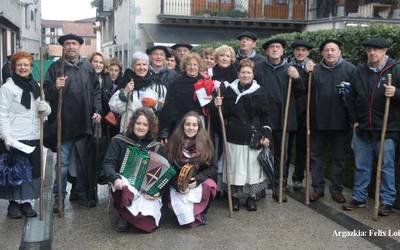 Eztarriz sano, kopla kantari sekula baino ozenago