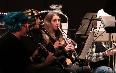 Musika bandakoak Aratusteetan murgilduta, lehen aldiz