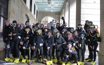 Bergararrek era guztietako mozorro-jantziekin egin diete harrera Aratusteei