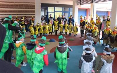 Okondoko umeek dantzatzen ospatu zituzten Aratusteak