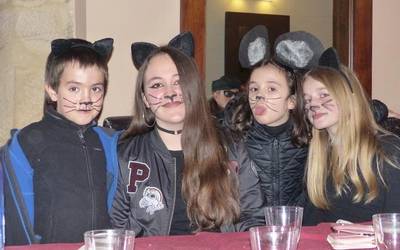 Aratusteak ospatzeko herri bazkaria egin dute Leintz Gatzagan