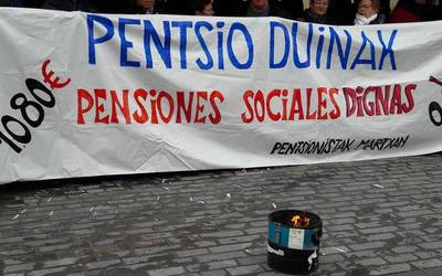 200dik gora pentsionistek salatu dute laguntzen murrizketa, gutunak kalean puskatuta