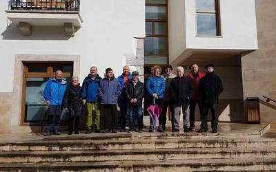 Pentsiodunek kontzentrazioa egin dute udaletxe aurrean