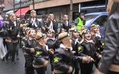 Izartxo Beasaingo kideek musika eta dantzaz bete zituzten kaleak