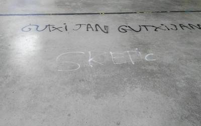 Margoketak agertu dira frontoian