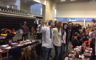 Herri bazkarian klasiko bihurtu den kantuarekin dantzan aretxabaletarrak