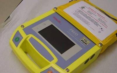 700 pertsonatik gorako aforoa duten esparru publikoek desfibrilagailuak izan beharko dituzte