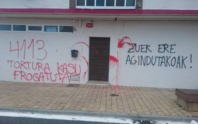 PSEren aurkako margoketak egin dituzte Langraiz Okan duen egoitzan
