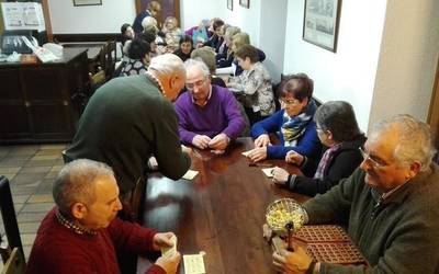 Elgetako 35 bat erretiratu elkartu dira Ozkarbi elkartean Inauteri-martitzena ospatzeko