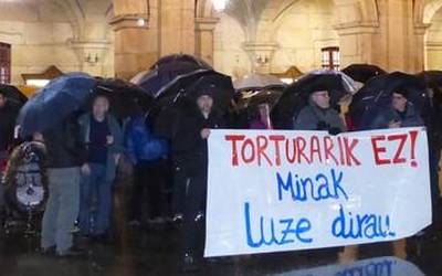 Euskal Herrian tortura "sistematikoa" izan dela salatzeko elkarretaratzea egin dute Oñatin