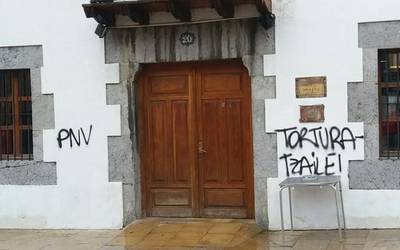 Arrankudiaga-Zolloko batzokia erasotu dutela salatu EAJk