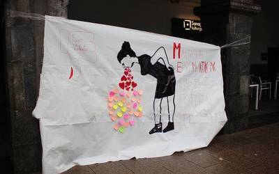 Maitasun erromantikoaren kontrako mezuak, plazara