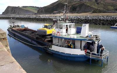 Urola ibaia dragatzen ari zen itsasontziari helizea puskatu zaio