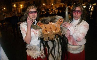 Inauteri segizioa plazan sartu zenekoa