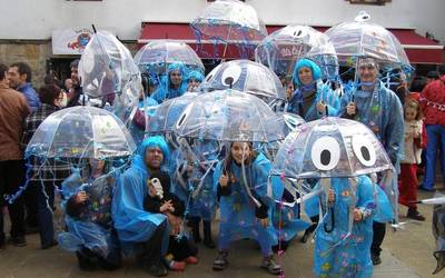 Irudimena dantzan: piñata mozorro festa handia Altsasun