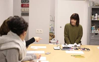 Hitzak nola marraztu ikasten ibili dira Lettering ikastaroan