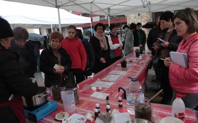 Eztularen aurkako baltsamoa nola egin erakutsi dute baserritarren azokan