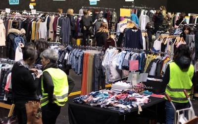 Aukeren azoka egin dute Bedelkarrek antolatuta Munizipalean