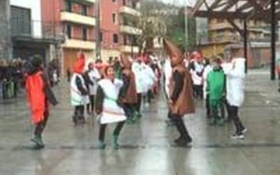 Txiribitu Aisialdi Taldeak herrian zehar dantza eginez ospatu zuen 25. urteurrena