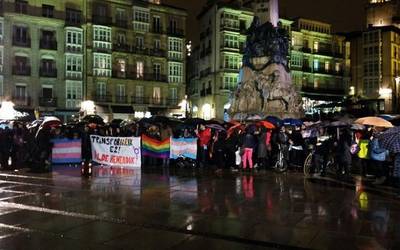 Dozenaka lagunek oroitu dute bere buruaz beste egin duen gazte transexuala