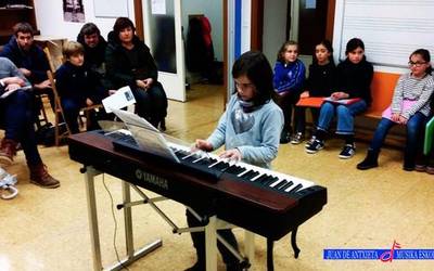 Piano entzunaldia eskainiko dute Juan Antxieta musika eskolako ikasleek ostegunean