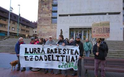 Tosu Betirako: "Gu beldurtzea baino ez duten akusazioak aurkeztu dituzte"