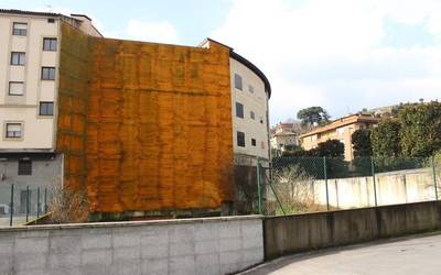 Mural bat egingo dute udaletxearen atzeko paretan, tokiko merkataritza sustatzeko
