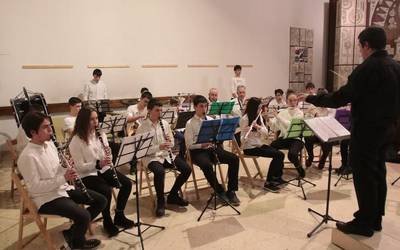 Leizarra musika bandaren emanaldia