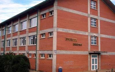 Udalak Aresketa Ikastolari laga dio eraikin baten erabilera