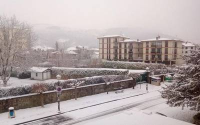 Eskualdeko bazterrak zuri ernatu dira gaur goizean