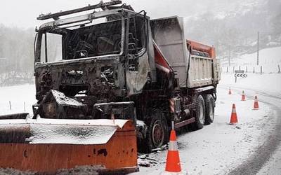 Elurra kentzeko makina bat erre da Gatzagan, Arabako mugan