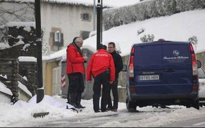 Gizon  bat  hil  da  gaur  Galdakaon  elurrarekin  irristatuta