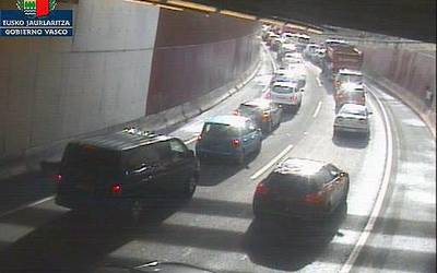 Urdulizko ospitalera eroan dute Leioako auto-istripuan zauritua