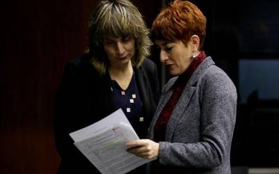 Torturatuak izan direnak biktimatzat aitortzea eta erreparatzea eskatu dio parlamentuak Espainiari