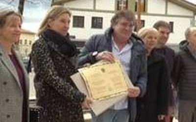 Gernikao Arbolaren oinordekoak apaintzen du  Zizurkilgo Pedro Mari Otaño plaza