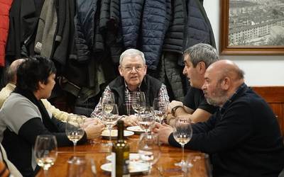 50. urtebetzea ardoarekin eta urdaiazpikoarekin ospatzen hasi dira Madura elkartekoak