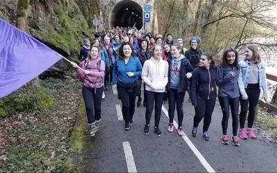 Elorregiko biribilgunea inguratuta hasi dira emakumezkoak 'Planto!' egiten