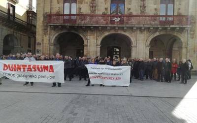 Erretiratu asko elkartu dira gaur ere Oñatin pentsioen "igoera lotsagarria" salatzeko